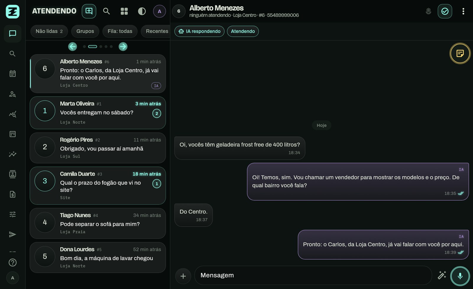 Tela do TalkZapp no computador: à esquerda, a lista de conversas com a loja de cada uma; à direita, a IA respondendo a um cliente que pergunta por uma geladeira e chamando o vendedor da loja